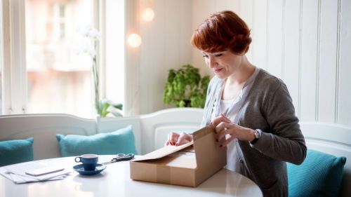kvinde åbner pakke