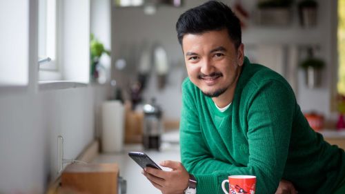 glad mand med mobiltelefon