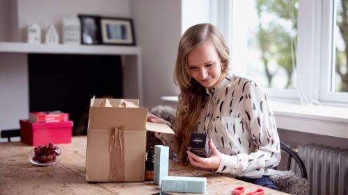 kvinde ser på produkter, hun har bestilt online