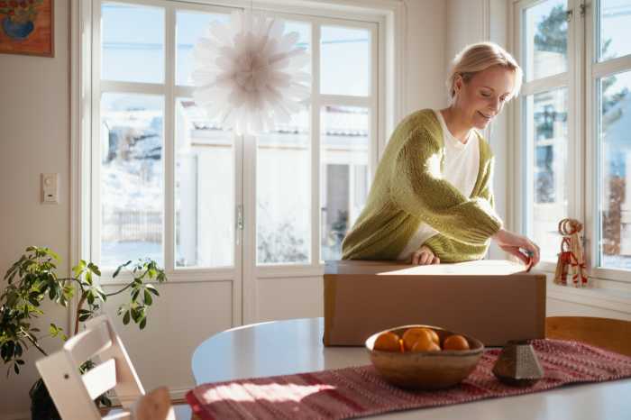 Kvinde åbner pakke købt online