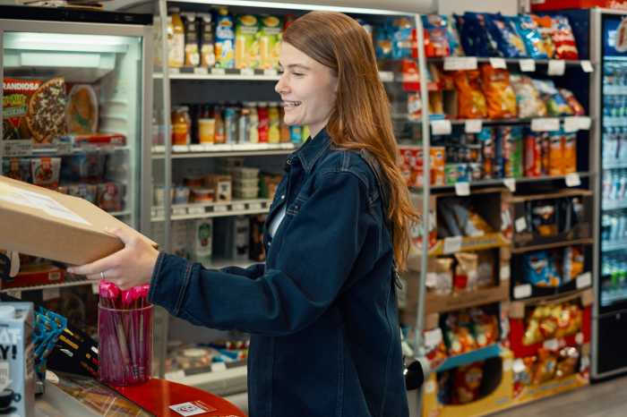 Kvinde returnerer en pakke hos en pakkeombud
