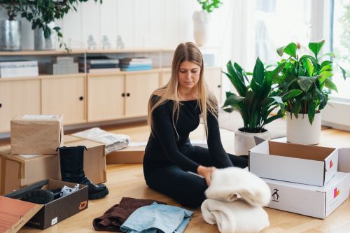 Kvinde har bestilt tøj online