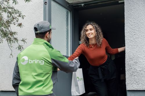 Bringbud leverer en pose med små pakker i