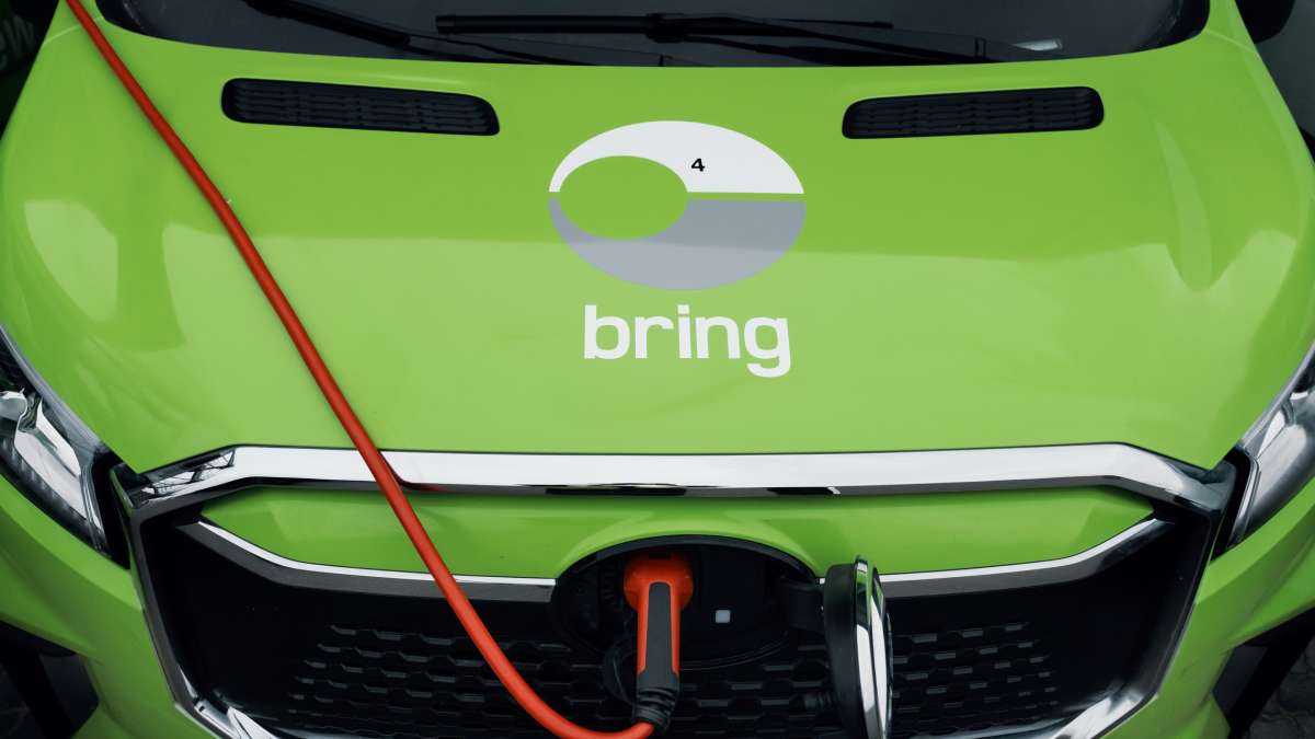 Bringbil oplades i terminalen