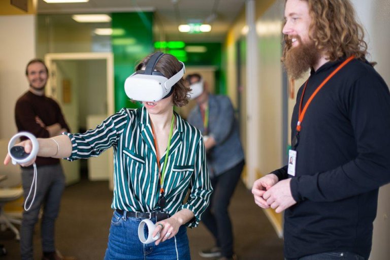Medarbejdere eksperimenterer med Virtual Reality