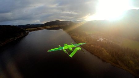 Droner flyver i luften.