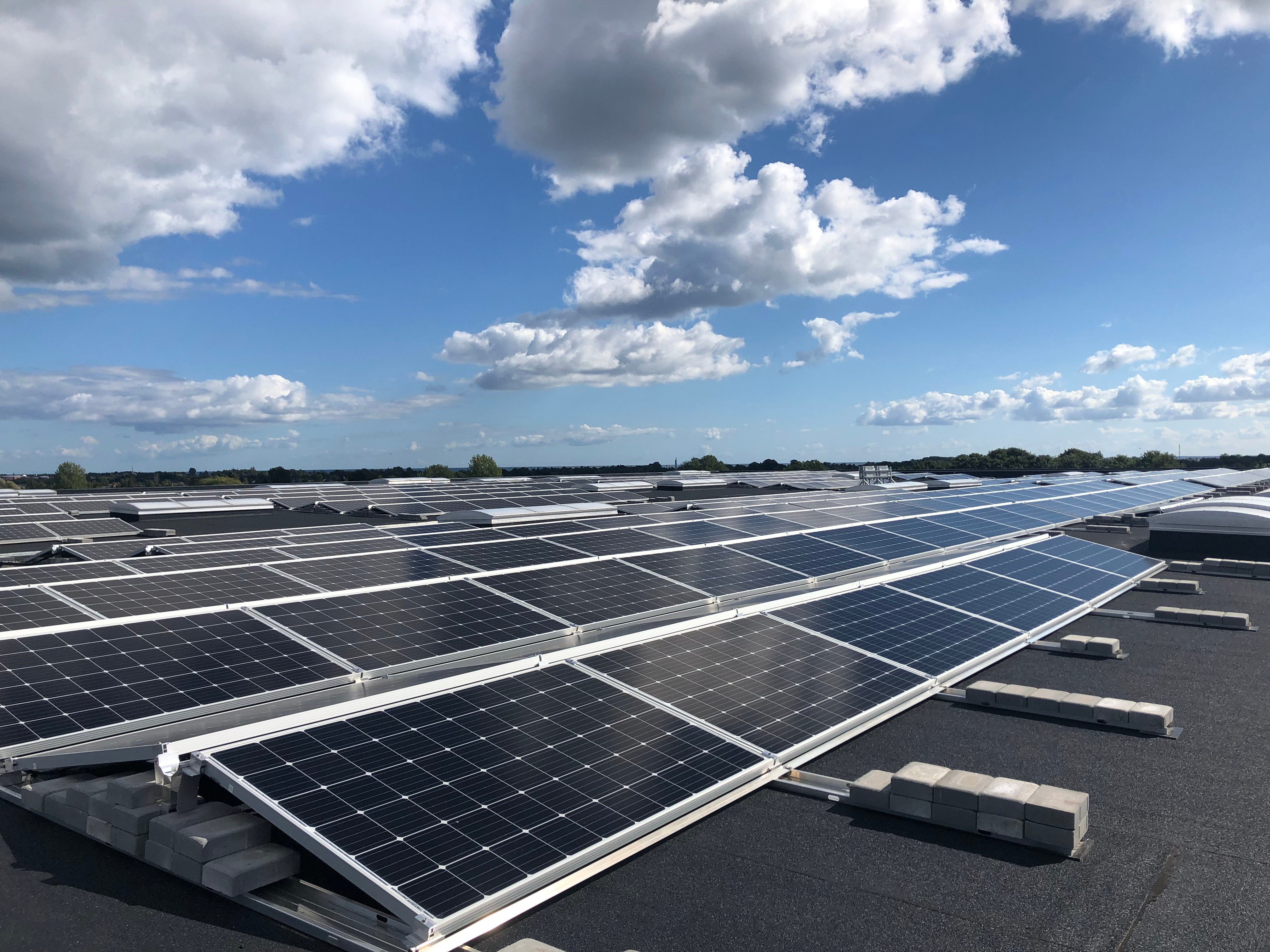 Solcelleanlægget på taget af Brings logistikcenter i Greve