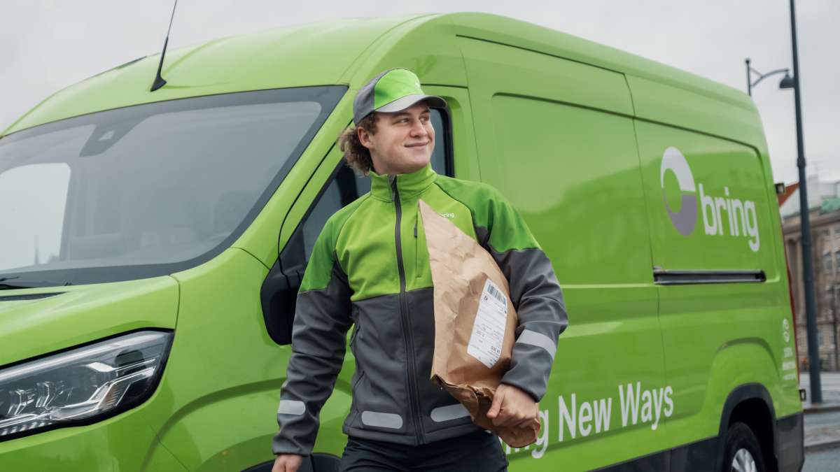 Bringkurer leverer pakke