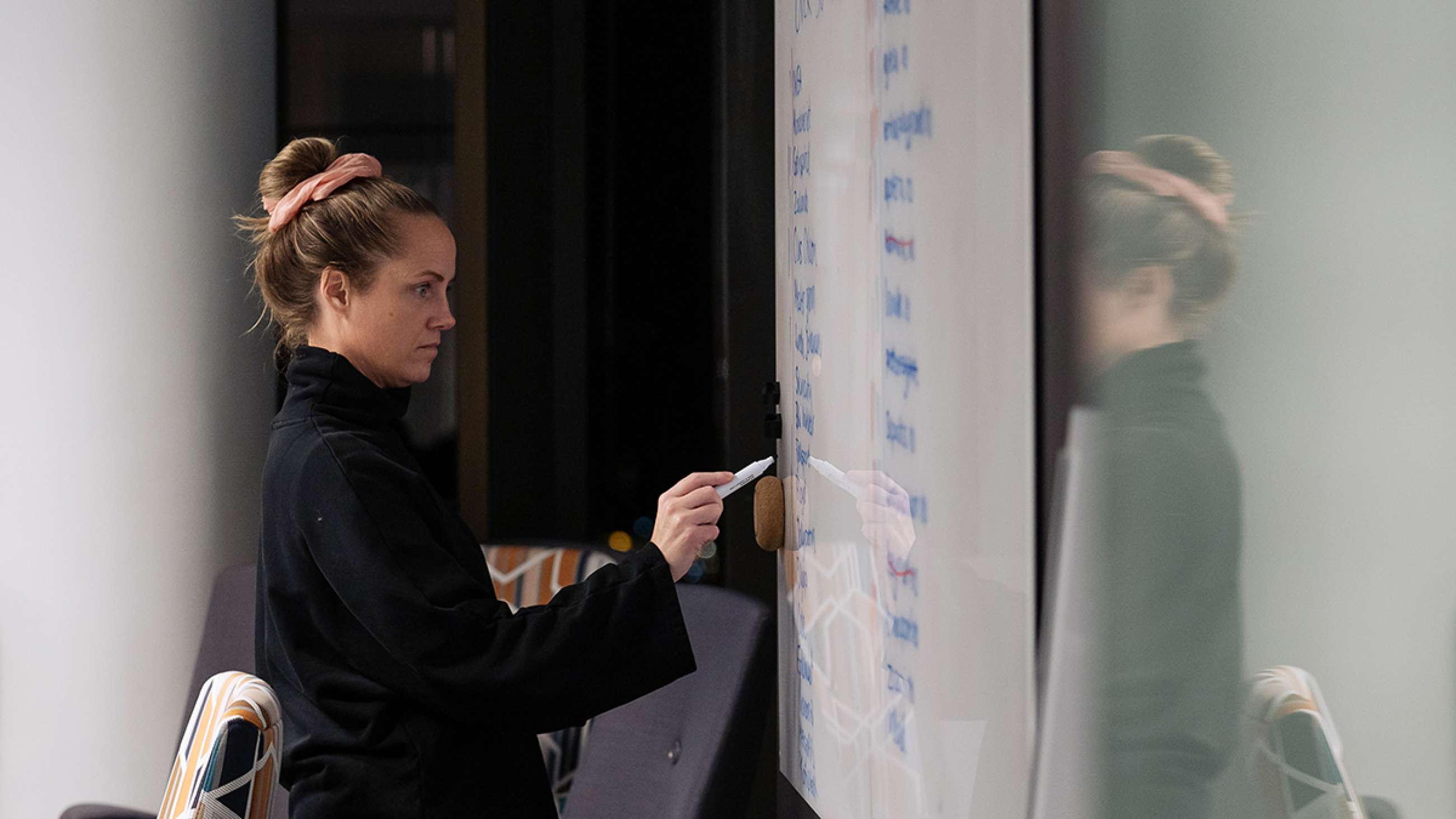 CRO-ekspert Monica Solberg skriver med tusch på en tavle