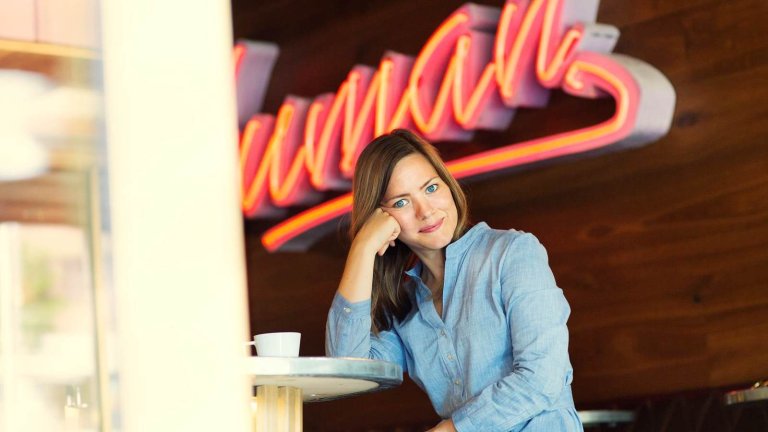 Ida Aalen sidder på en café