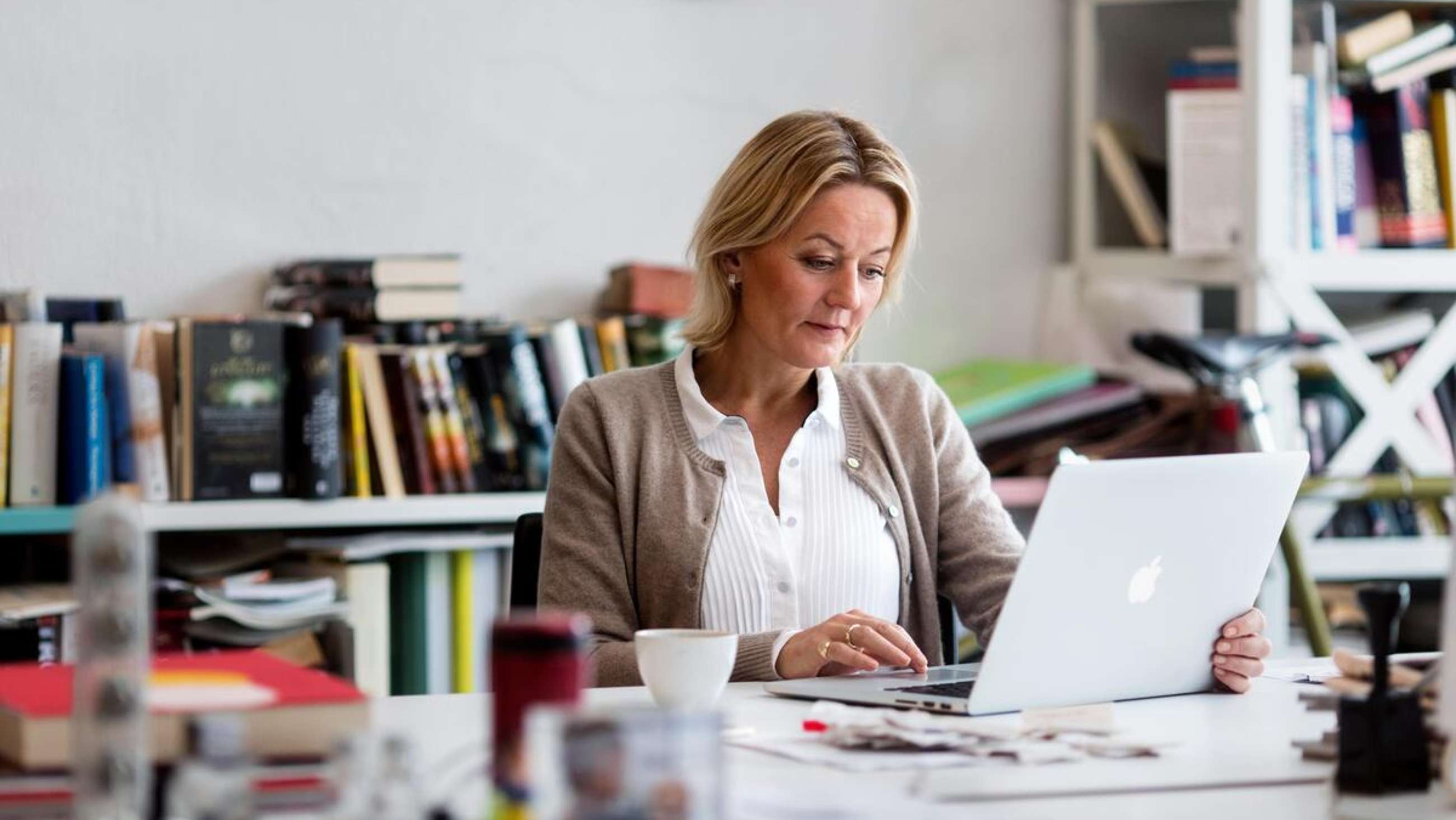 Kvinde ved skrivebord med computer