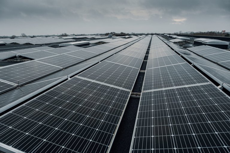 Solceller på taget af en terminalbygning