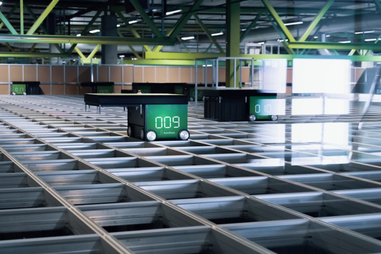 En Shelfless robot i Autostore