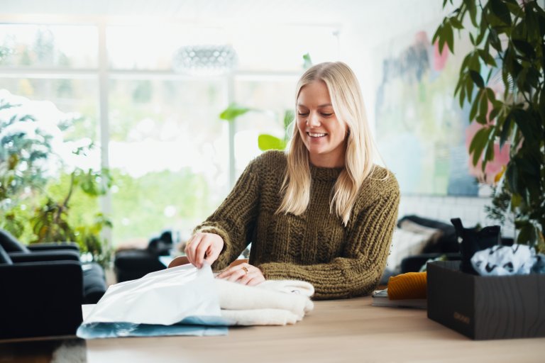 Dame pakker ned returer