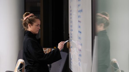 CRO-ekspert Monica Solberg skriver med tusch på en tavle