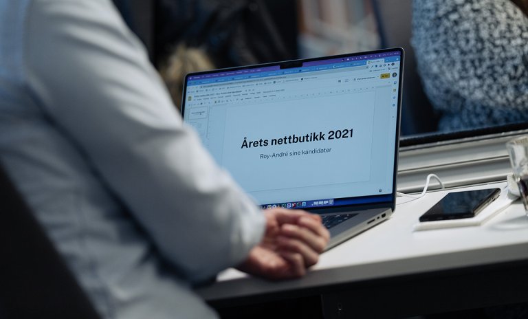 Laptop med skærmbillede med teksten "Årets Nettbutikk"