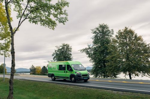 Bring bil i grønne omgivelser