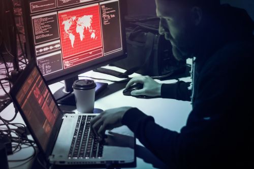 Mand foran computerskærme