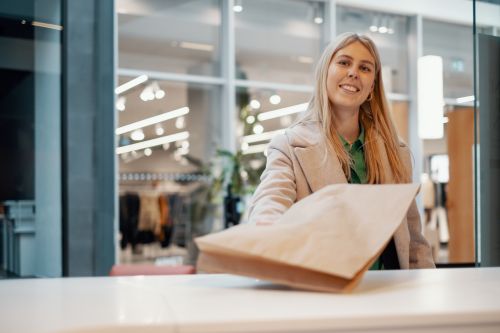 En kvinde returnerer en pakke