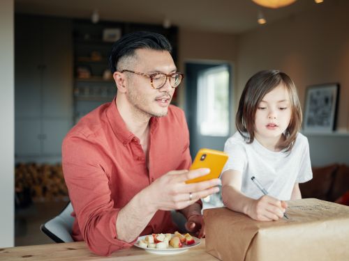 Far og barn med pakke