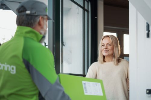Bringbud leverer grøn pakke til kvinde