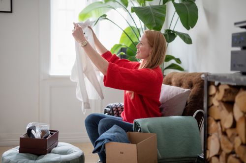 En pige pakker en ordre ud