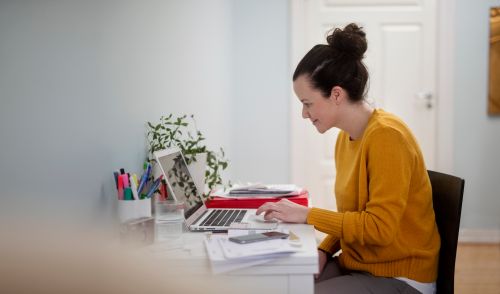 Ung pige sidder og shopper online