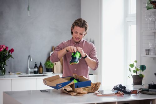 Ung dreng pakker nye sko ud