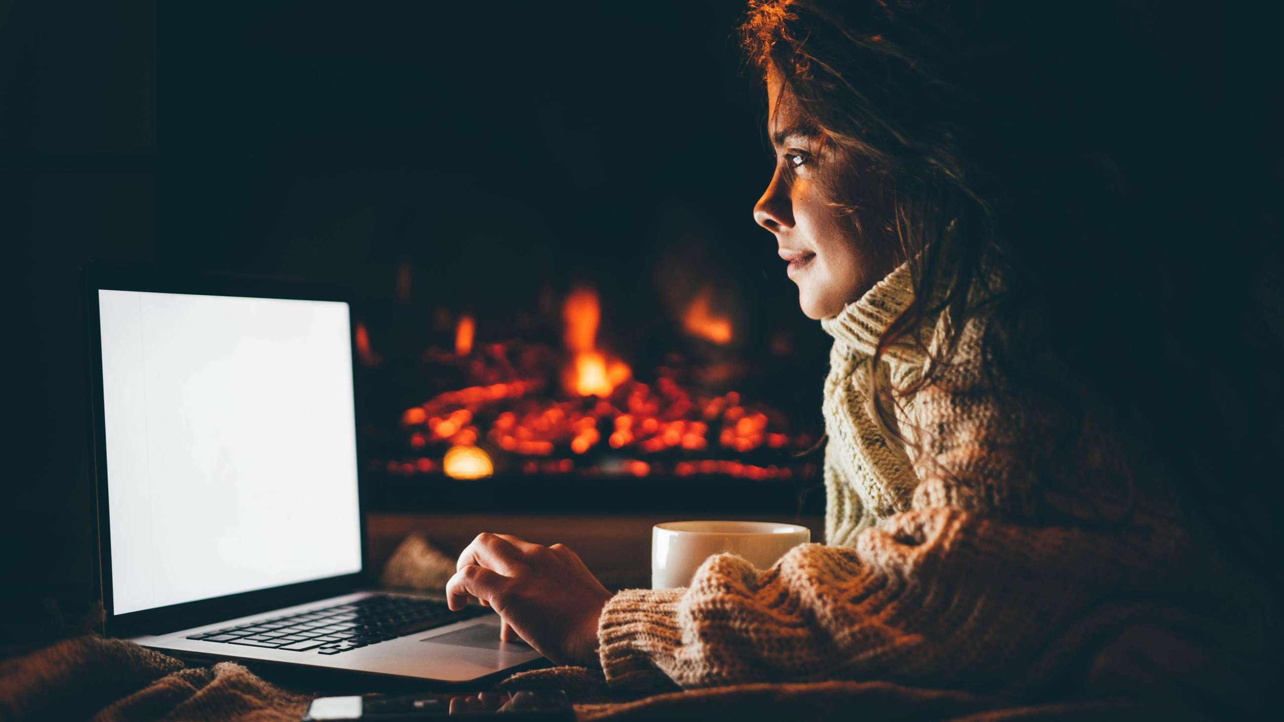 Kvinde handler online foran åben ild