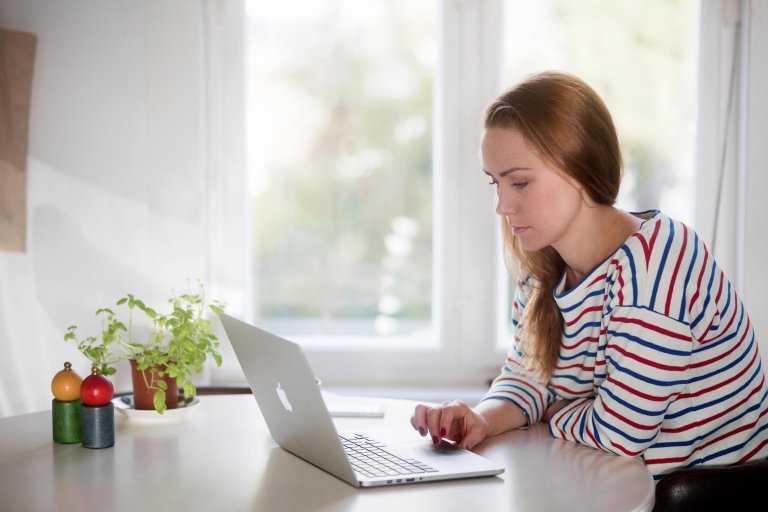 Kvinde foran pc, shopping online
