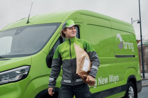 Bringkurer leverer pakke