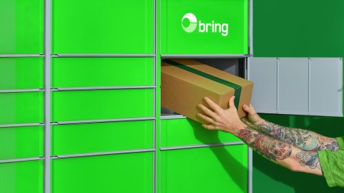 Tager uo pakke fra pakkeboks