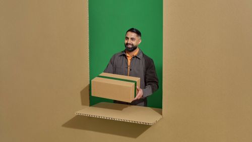 Mand med pakke i pakkeshop