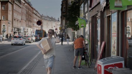 Fyr udenfor pakkeshop med pakke