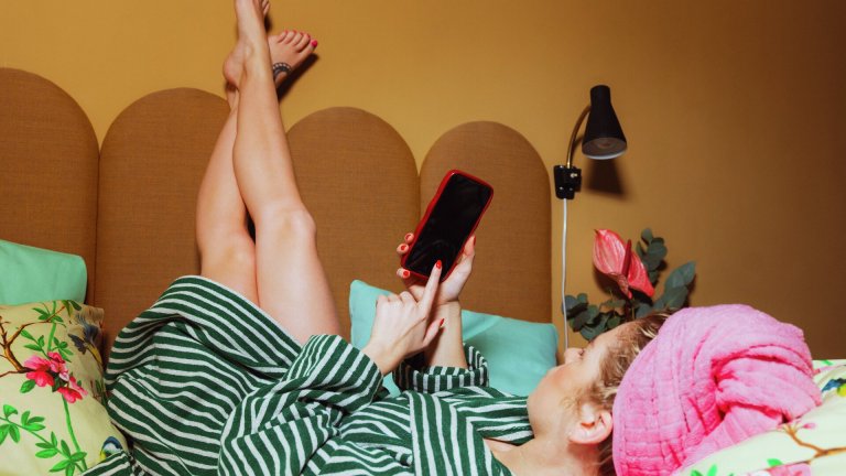 Pige med mobil og Bring-appen