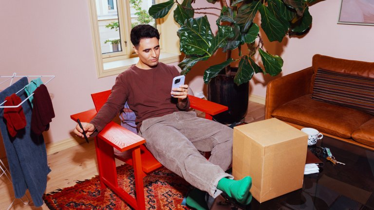 Dreng skal sende pakke med håndskrevet Bring-kode