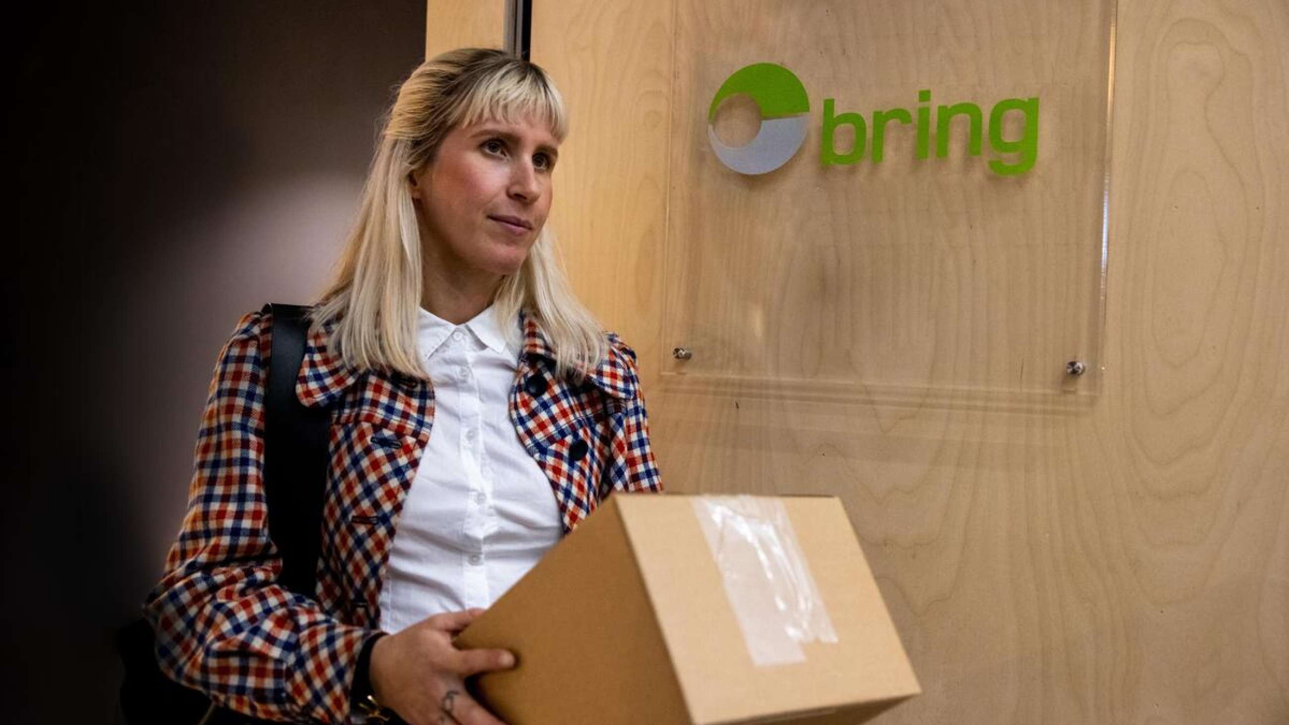 Kvinde, der har hentet en pakke
