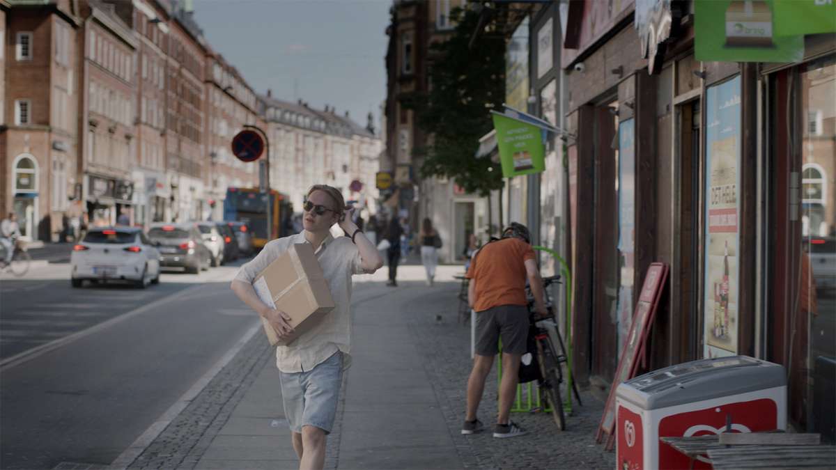 Fyr udenfor pakkeshop med pakke