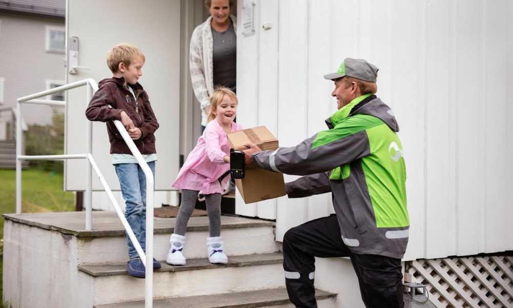 Hjemlevering til familien ved døren