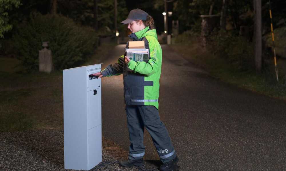 Bring medarbejder lægger post i en postkasse