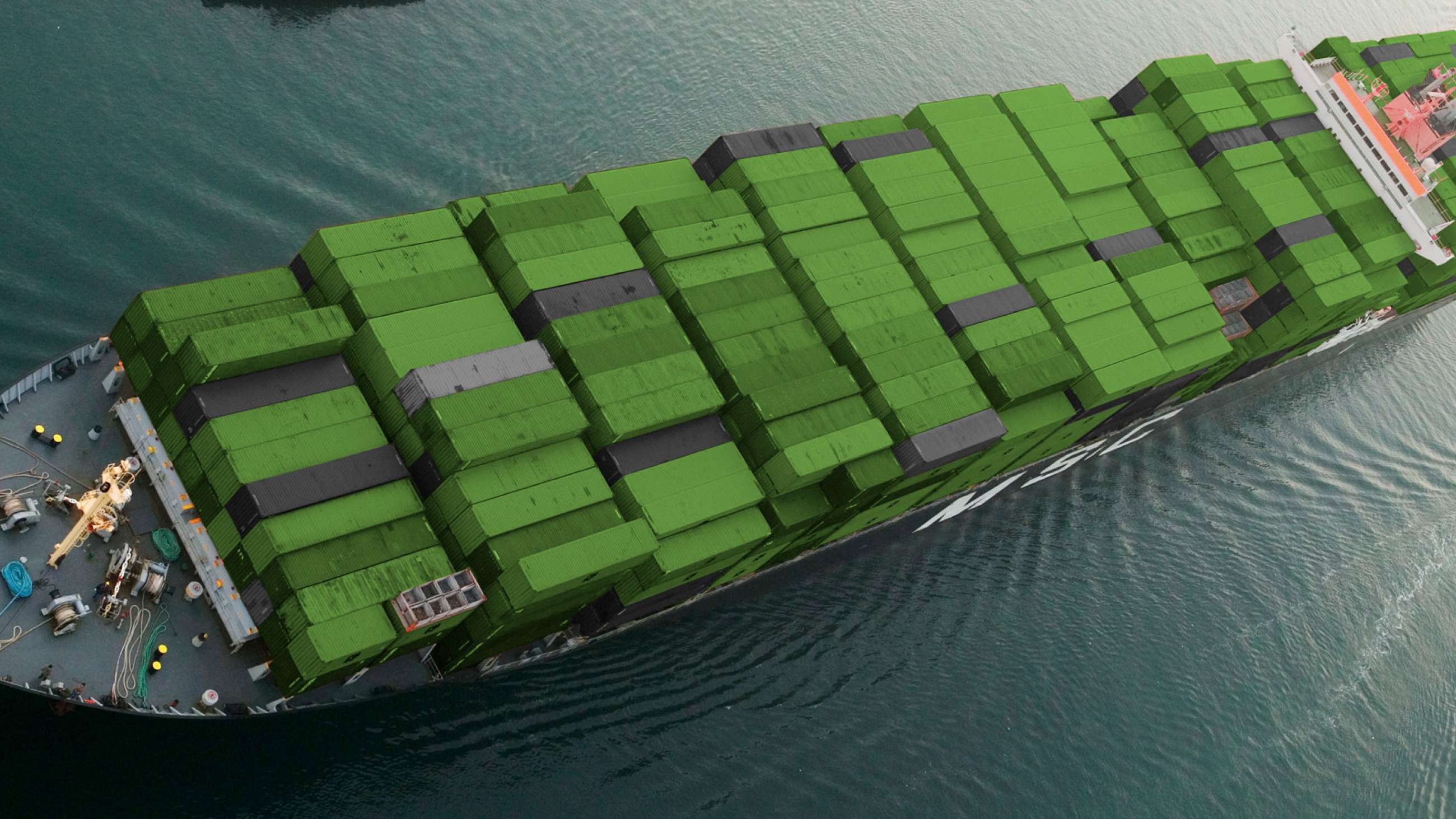 skib lastet med grønne containere