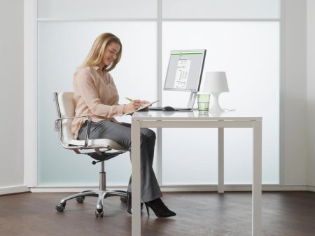 Kvinde med computer