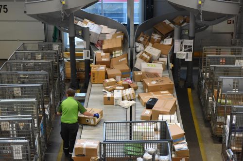 Pakker på pakkebånd i terminalen