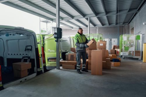 Bringchauffør sorterer pakker på rampe